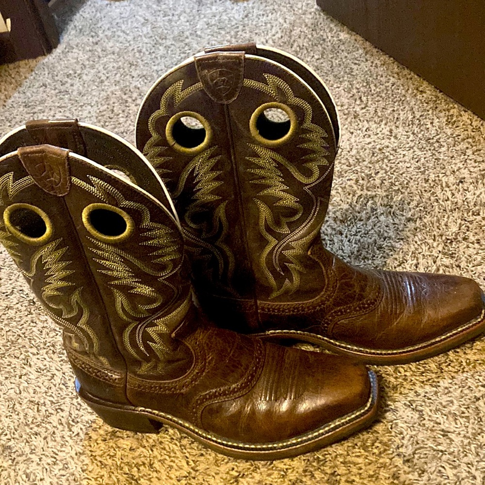 Pair of ariat size 7 boots, barely worn and weatherized! Accepting offers!!